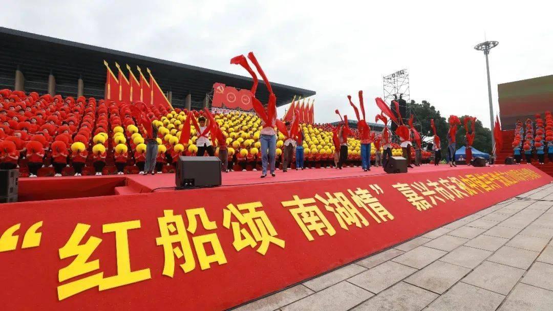 1月18日,江西赣州,草莓摊主起争执,互投掷草莓
